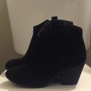 Black boots my child don't wear nomo 🤷🏽‍♀️